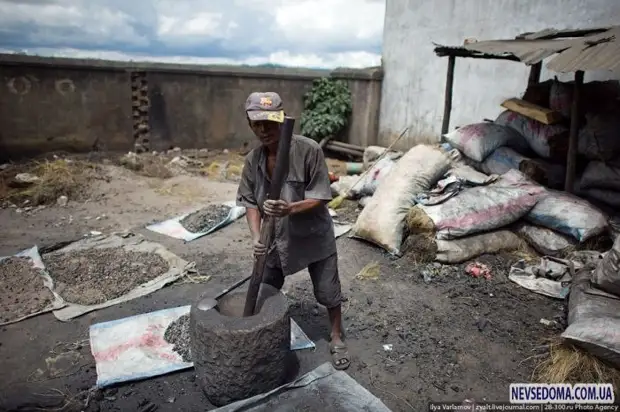 Puodelio gamyba su savo rankomis Madagaskare (21 nuotraukos)
