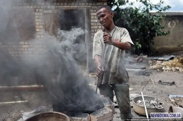 Produzzjoni ta 'saucepan bl-idejn tagħhom stess fil-Madagaskar (21 ritratt)