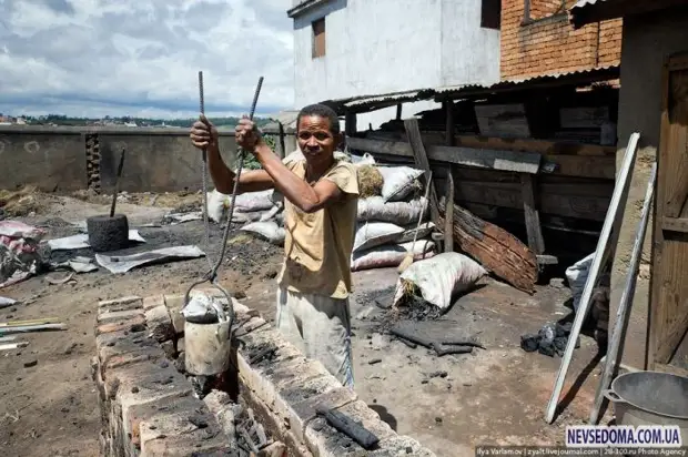 Produksie van 'n kastrol met hul eie hande op Madagaskar (21 foto's)
