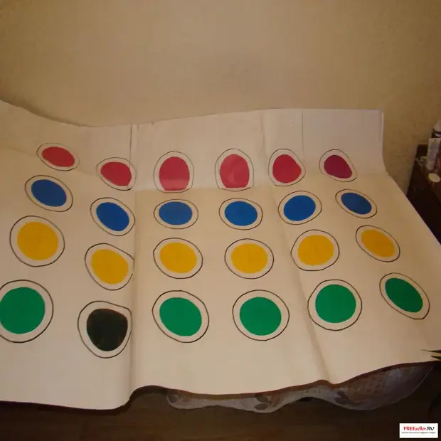 Sådan laver du et Twister-spil med dine egne hænder
