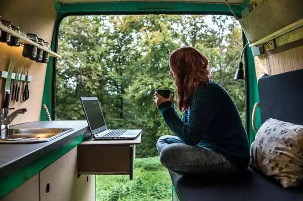 Die fotograaf het 'n gesellige en gemaklike huis op wiele van 'n 16-jarige van.