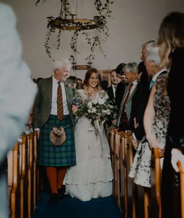 Chaill an gúna bainise Bridesmaid Bridesmaid 147 bliain d'aois glantachán tirim, le fáil le cabhair an idirlín (10 ngrianghraf)