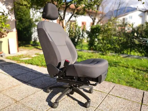 Retire el asiento del automóvil en una cómoda silla de computadora