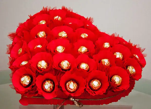 Bouquets ntawm candies ua koj tus kheej