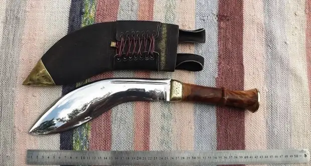 Universala nepala Knife kun viaj propraj manoj