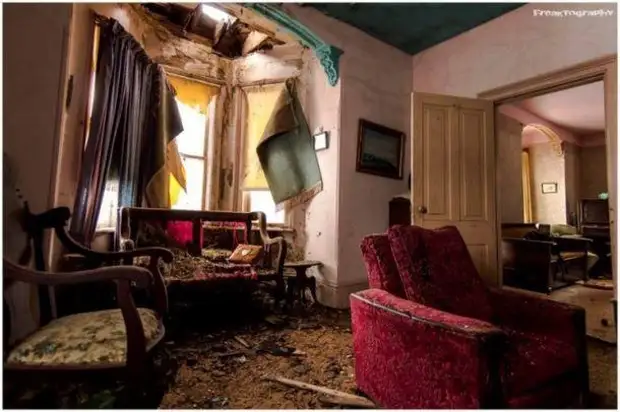 The photographer was shocked by entering the inside of this abandoned house!