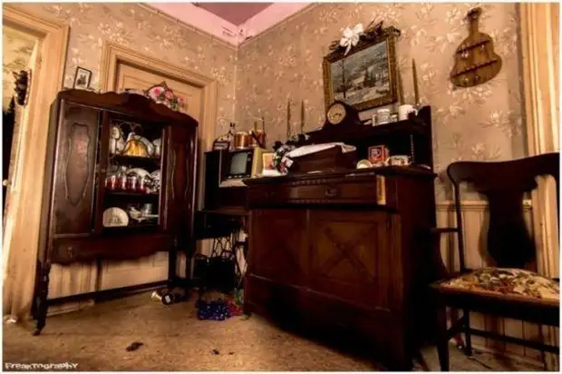 O fotógrafo ficou chocado ao entrar no interior desta casa abandonada!