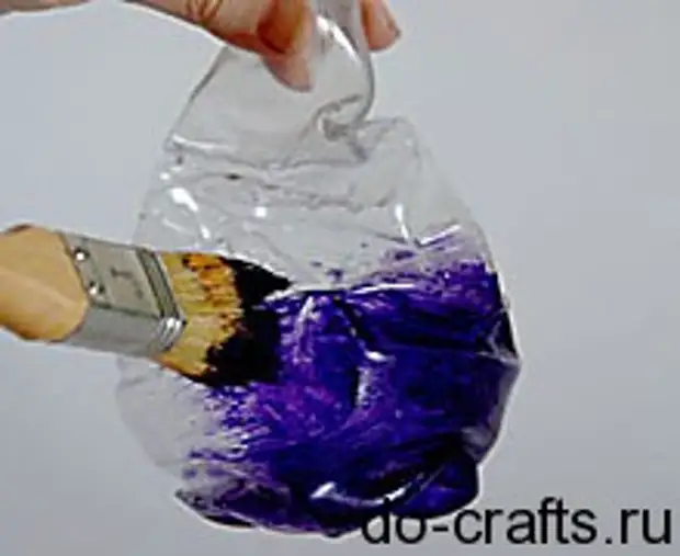 Rezando un jarrón de la botella de plástico