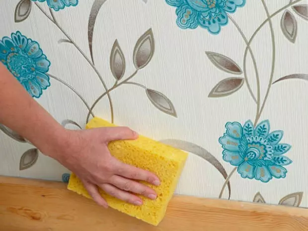 6 maneiras incrivelmente simples de limpar o papel de parede das manchas