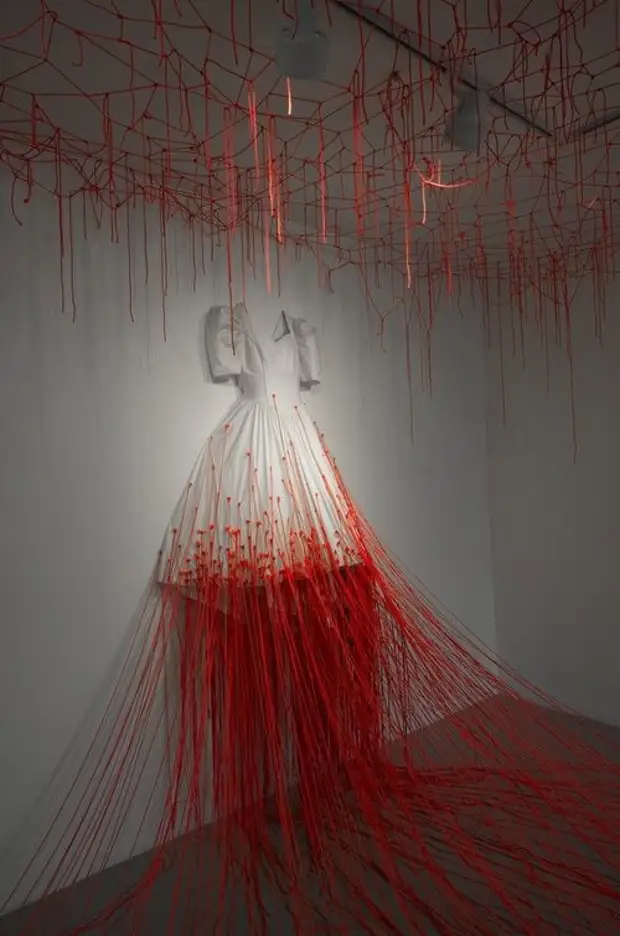 Chiharu Shiota مثيرة للاهتمام والفن والخيط