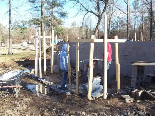 Mãe solteira construiu uma casa para 4 de seus filhos por guias do YouTube Kara Brukins, em casa