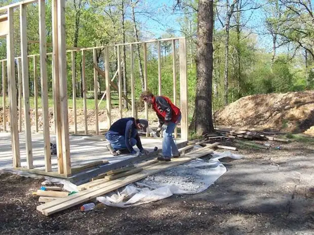 Mãe solteira construiu uma casa para 4 de seus filhos por guias do YouTube Kara Brukins, em casa