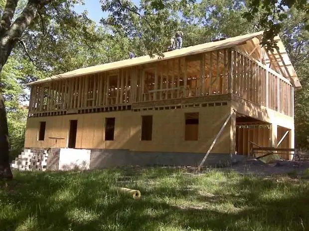 Mãe solteira construiu uma casa para 4 de seus filhos por guias do YouTube Kara Brukins, em casa