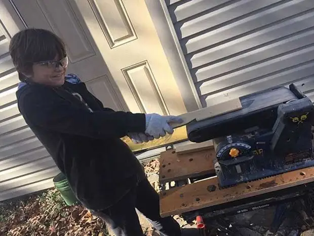 Mãe solteira construiu uma casa para 4 de seus filhos por guias do YouTube Kara Brukins, em casa