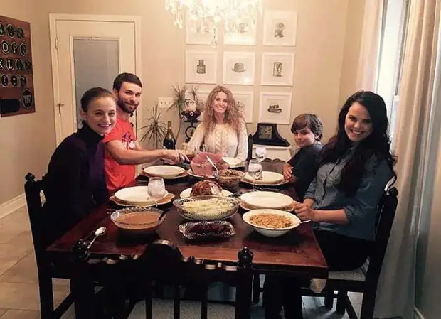 Mãe solteira construiu uma casa para 4 de seus filhos por guias do YouTube Kara Brukins, em casa