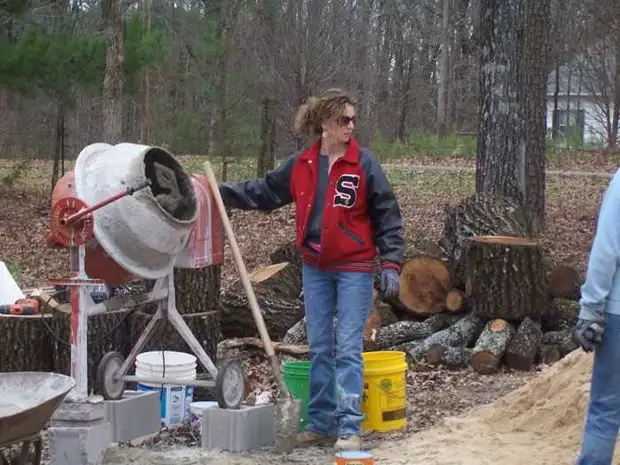 Mãe solteira construiu uma casa para 4 de seus filhos por guias do YouTube Kara Brukins, em casa