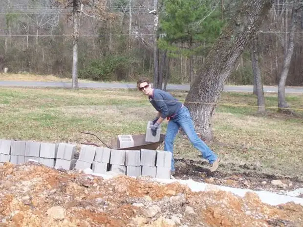 Mãe solteira construiu uma casa para 4 de seus filhos por guias do YouTube Kara Brukins, em casa