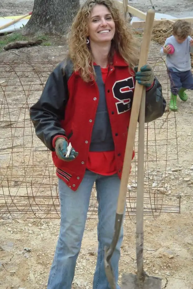 Mãe solteira construiu uma casa para 4 de seus filhos por guias do YouTube Kara Brukins, em casa