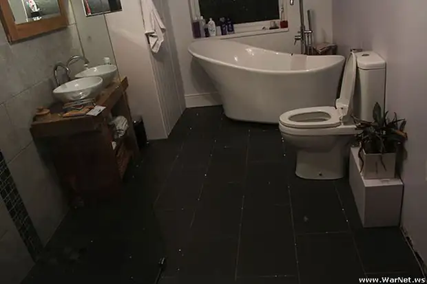 बाथरूम के फर्श पर नाइट स्टार आकाश