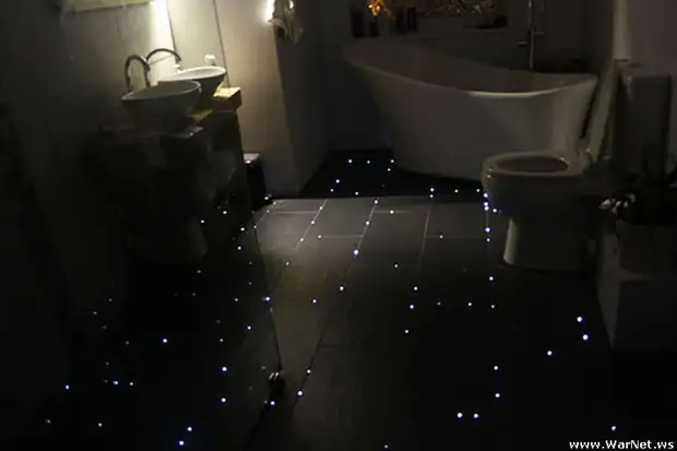 Noćno zvijezda nebo na podu kupaonice