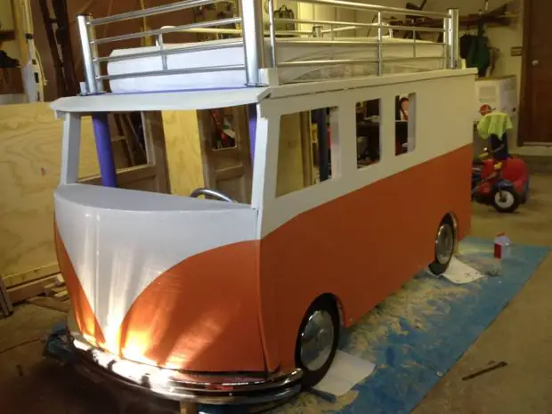 Hausgemachtes Etagenbett in Form eines Van Volkswagen Type 2 (26 Fotos)