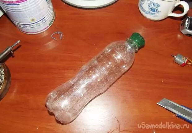 Radas untuk bulu gula dari botol plastik dengan tangan mereka sendiri