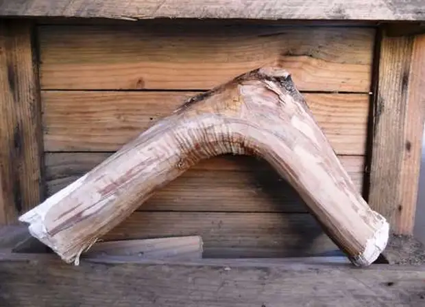 Doğal ahşaptan yapılmış bir boomerang nasıl yapılır