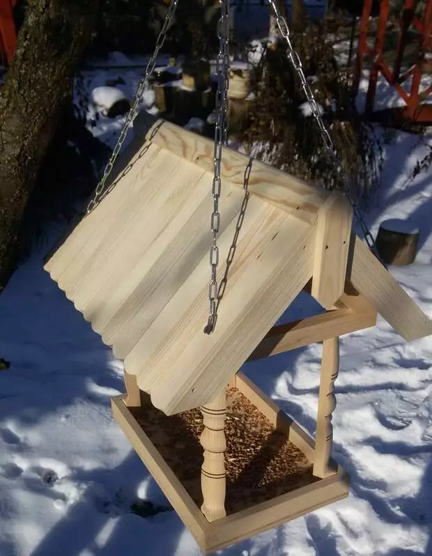 Egy fa adagolót készítünk a madarak számára saját kezével