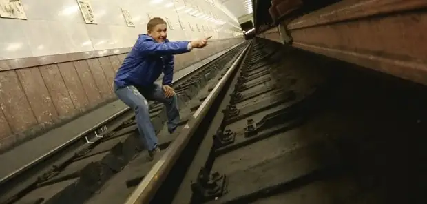 De Mann ass op de Schinne gefall an der Subway