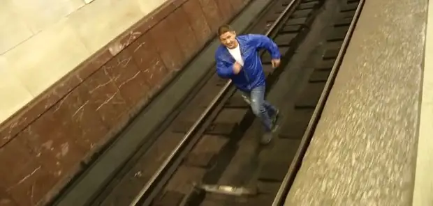 De Mann ass op de Schinne gefall an der Metro Foto