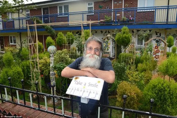 Die onderwyser op 'n pensioen het die binnekant van sy woonstel in die Gaudy-stylverandering van die huis uitgereik, die huis met sy eie hande versier