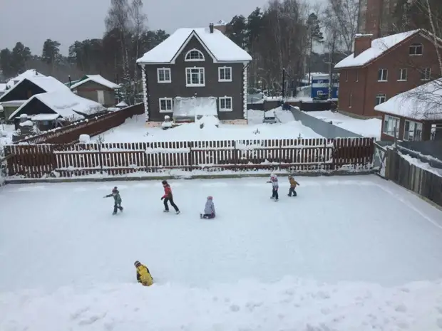 Un residente de Perm organizou unha pista gratuíta sobre a súa trama de divertido, inverno, pista, patins, Perm