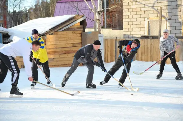 En bosiddende af Perm organiserede en fri rink på hans plot af sjov, vinter, rink, skøjter, perm