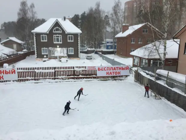 Ένας κάτοικος της Perm που διοργάνωσε ένα ελεύθερο παγοδρόμιο στην οικόπεδο του αστεία, το χειμώνα, το παγοπέδιλο, το perm