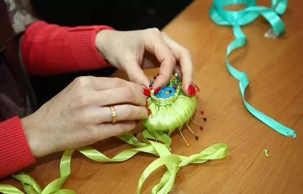 Mini-Masterpieces nga mahimo sa imong kaugalingon nga mga satin ribbons