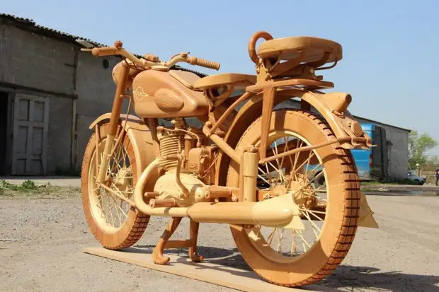 Yuriy Tyvyashvili ha creato una copia accurata in legno della leggendaria motocicletta sovietica IL-49