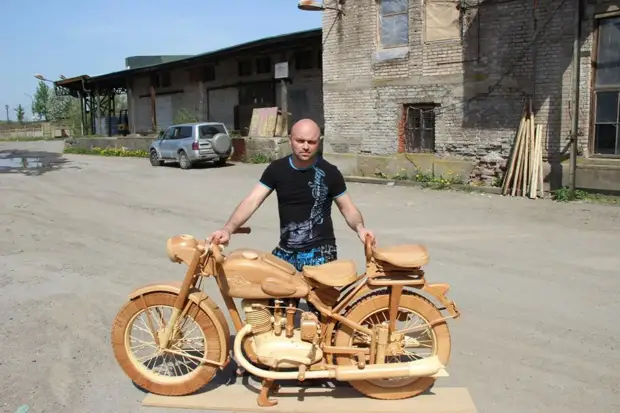 Yuriy Tyvyashvili mencipta salinan kayu yang tepat dari motosikal Soviet yang legenda IL-49