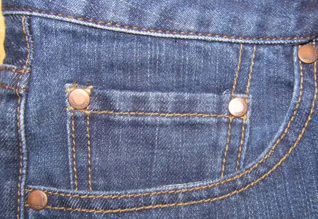 Pockets on jeans Terdapat beberapa versi sekaligus, untuk tujuan apa yang terkenal Karma kelima dicipta