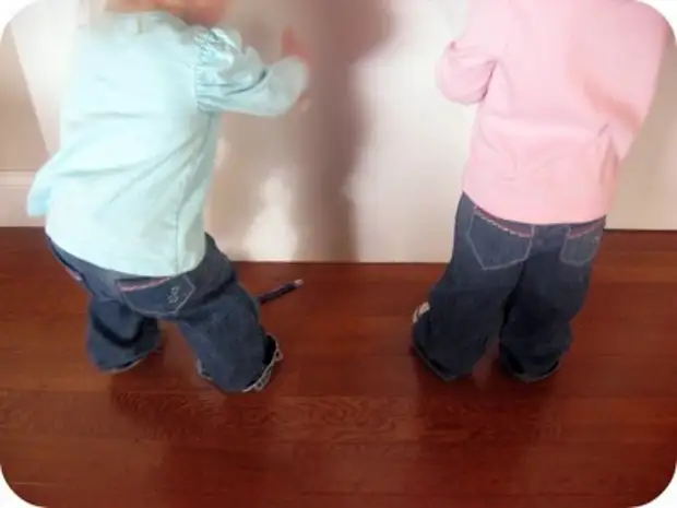 Comment coudre un pantalon de denim d'un enfant.