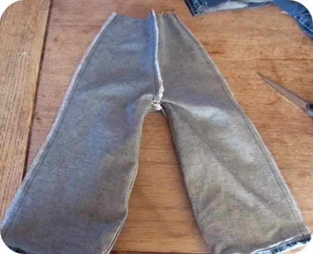 Comment coudre un pantalon de denim d'un enfant.