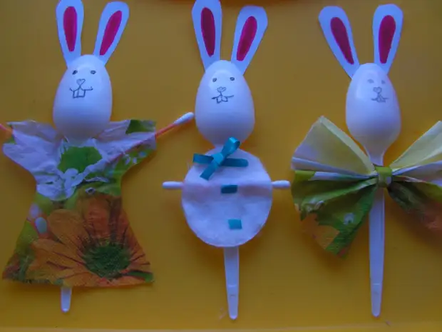 New Year's crafts from plastic spoons