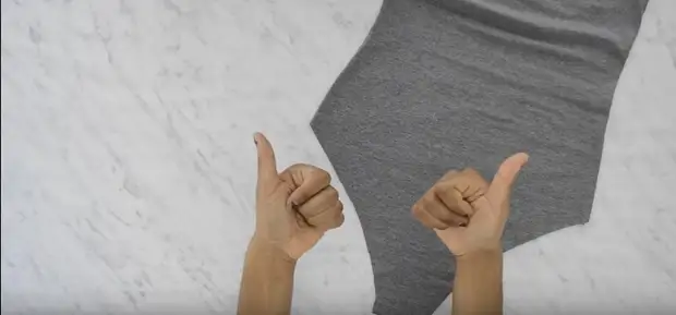 Hoe om 'n modieuse liggaam van gewone T-hemde te maak