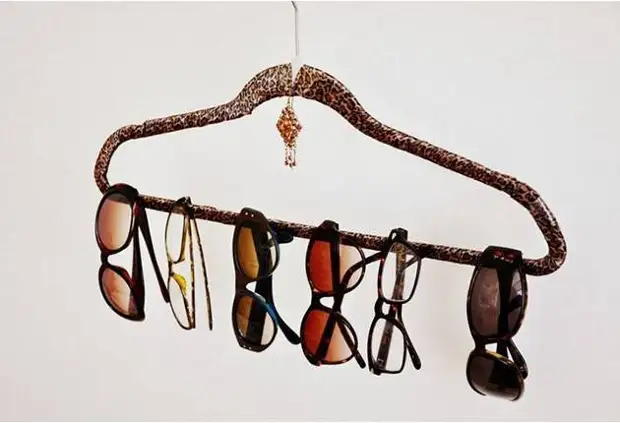 Stasyona tiştan di derî de: Glasses hanger