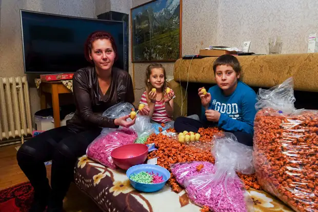 초콜릿 계란에 장난감을 찌르는듯한 루마니아 가족