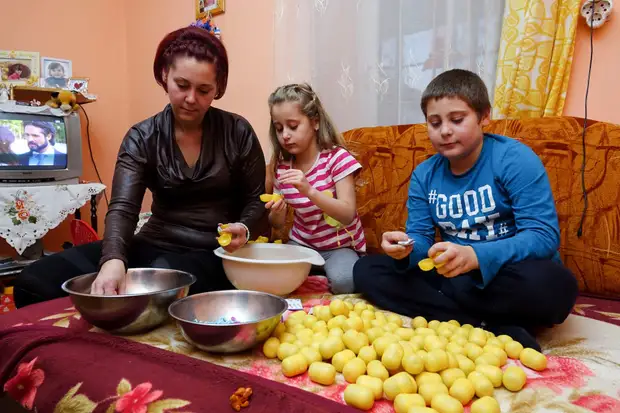 초콜릿 계란에 장난감을 찌르는듯한 루마니아 가족