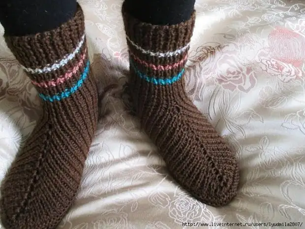 Chaussettes originales sur deux tricot