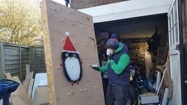 Echtgenoot gemaakt voor zijn vrouw een gigantische kerstkalender met echte geschenken in een geschenk, doe het zelf