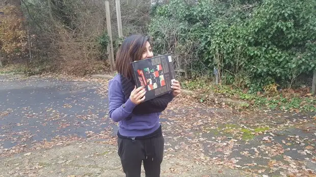 Marido hecho para su esposa un calendario de Navidad gigante con regalos reales dentro de un regalo, hazlo tú mismo