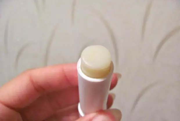 11 bealaí gan choinne chun lipstick sláinteachais a úsáid