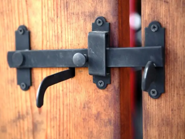 Sådan laver du en lås på en port med en hemmelighed fra andres
